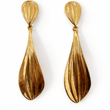 A pair of gold drop down earrings.